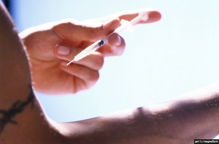 마약 사주는 남자들과 집단성관계 맺은 여성 쇠고랑