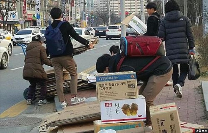“아무도 안 돕길래...” 폐지 쏟은 할머니 도운 고교생들