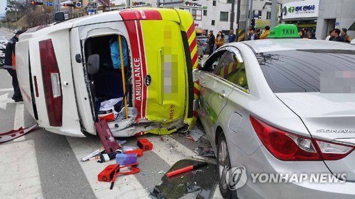 환자 살리려 가다가 교통사고 당해 응급실 실려간 소방대원