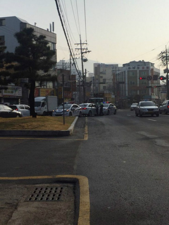 운전중 도로에서 잠든 남자는 결국 경찰에 체포됐다