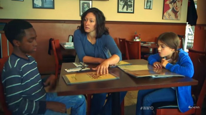 “그녀의 정체를 알게 된 사람들은 분노하기 시작했다” (영상)