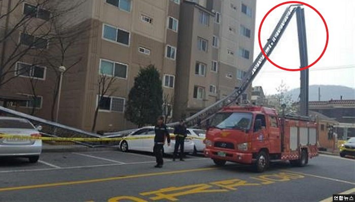 바람에 꺾여 주차된 아파트 차량 덮친 이사용 차량 사다리