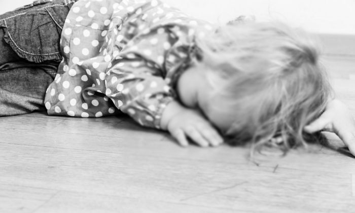 ‘울고 보챈다’고 생후 5개월 딸 ‘바닥’에 던진 아빠