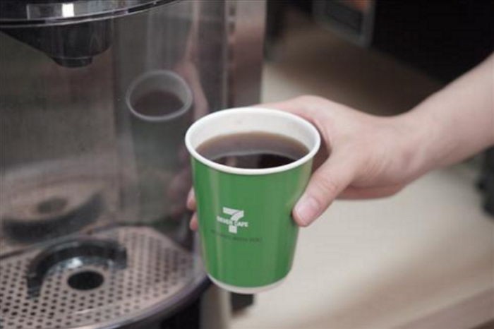 세븐일레븐, 악취나고 뜯어지는 ‘불량컵’ 전량 회수한다