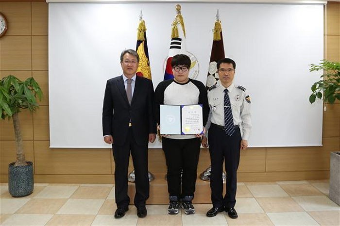 폐지 줍는 할아버지가 잃어버린 495만원 찾아준 대학생