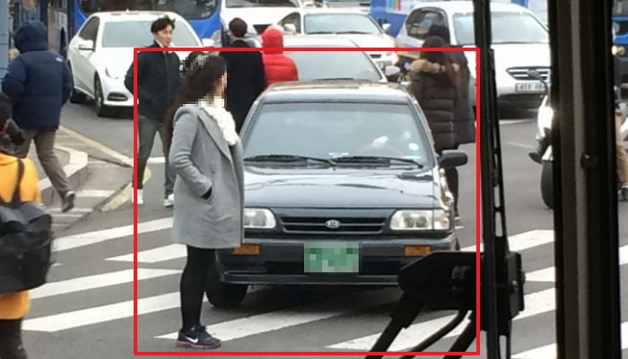 신호 위반 차량 막아선 ‘횡단보도 단호박녀’