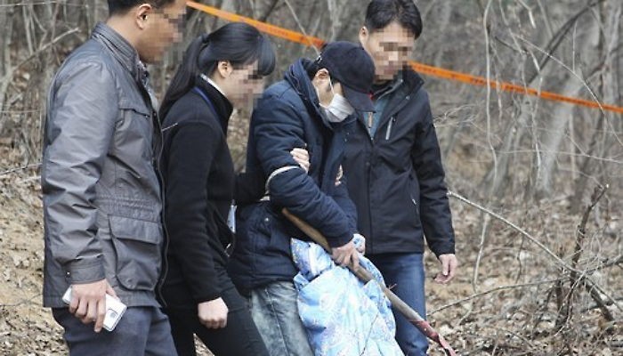 ‘물고문’ 의붓딸 암매장 현장 검증 계부 “착잡하고 너무 미안해”