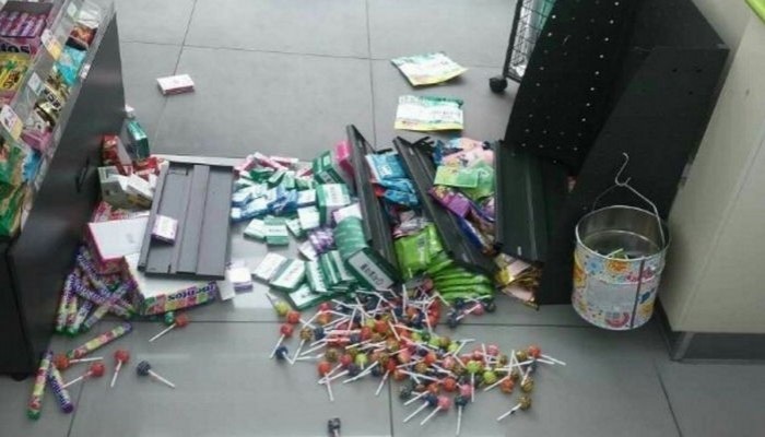 커플 손님 때문에 분노한 편의점 알바생