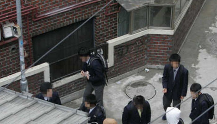 “중학교 때 저를 괴롭히던 일진에게 2백만원 뺏겼습니다”