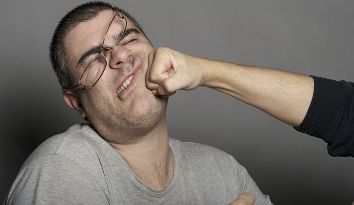 시비 걸다 격투기 선수에게 펀치 맞고 뻗은 조폭