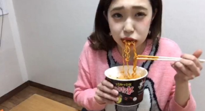 불닭볶음면을 처음 먹어본 ‘일본 소녀 BJ’의 반응