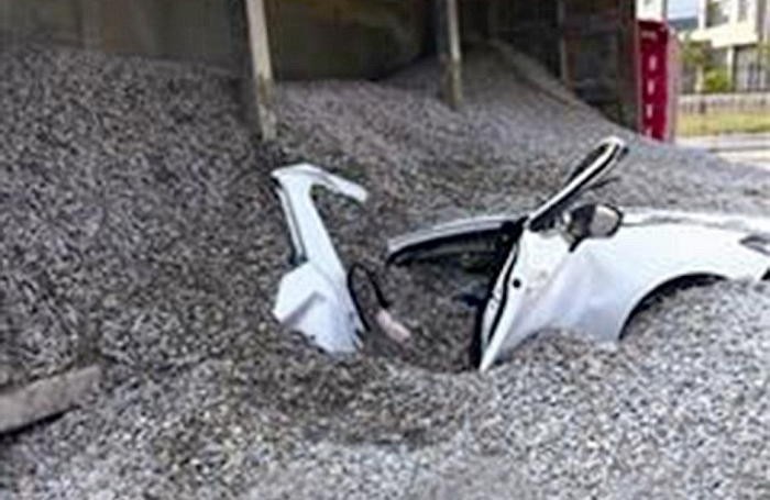 화물 트럭 전복 사고로 50톤 자갈에 깔려 즉사한 예비 부부