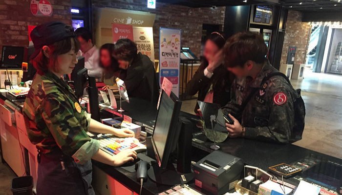 군복입은 예비군들로 북적이는 만우절 CGV 현장 상황