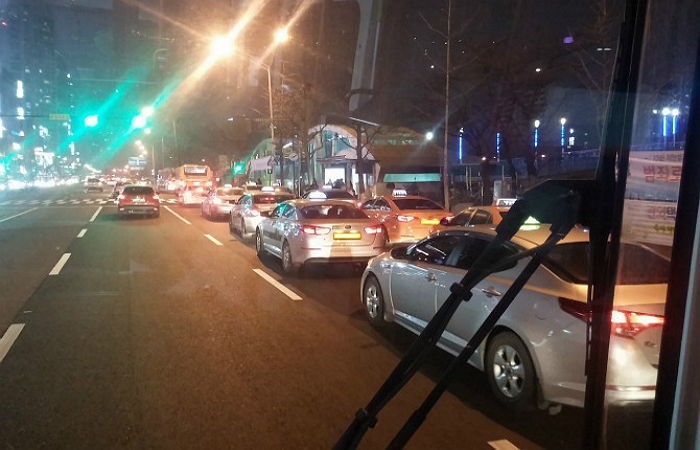 밤마다 사라지는 버스승차장 때문에 차도로 나오는 시민들