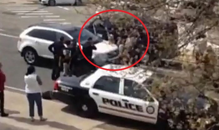 유모차 밀어낸 뒤 달려오는 자동차와 충돌한 할머니