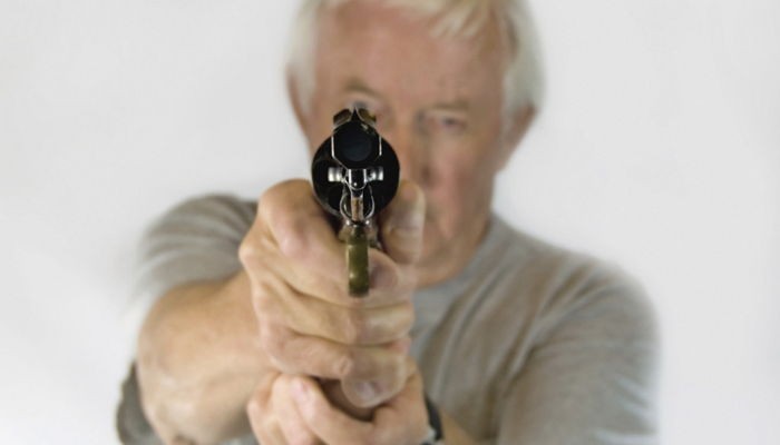 동성애자란 이유로 아들 총으로 쏴죽인 아버지