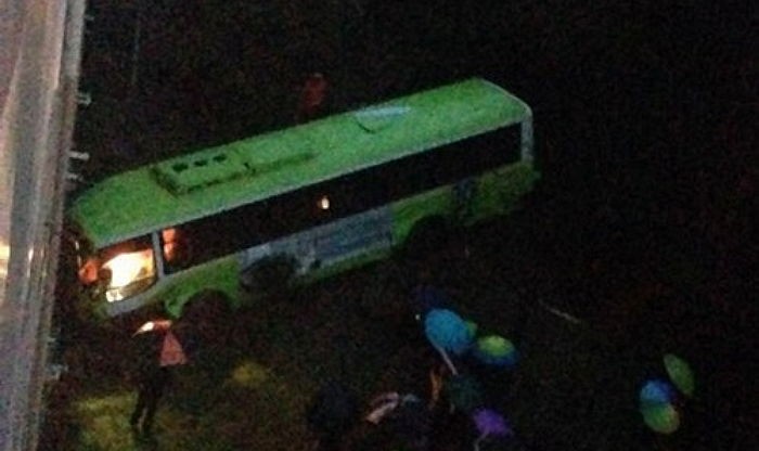 빗길에 미끄러진 버스 10m 아래 아파트 단지로 추락