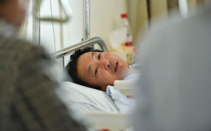 폐지 줍는 아저씨는 건물서 투신한 여성을 맨손으로 받았다