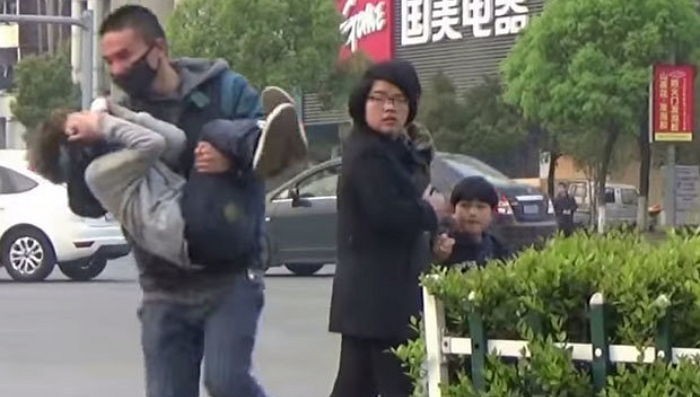 어린이 납치극 실험…“아무도 제지하지 않았다” (영상)