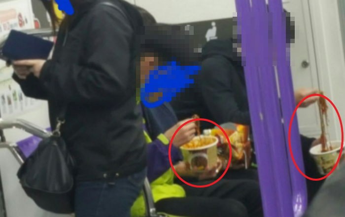 퇴근길 지하철 노약자석서 컵라면 먹는 ‘무개념’ 학생들