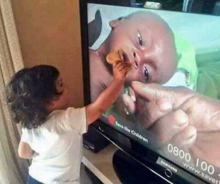 어린 딸은 TV 속 굶주린 아이에게 과자를 주고 싶었다