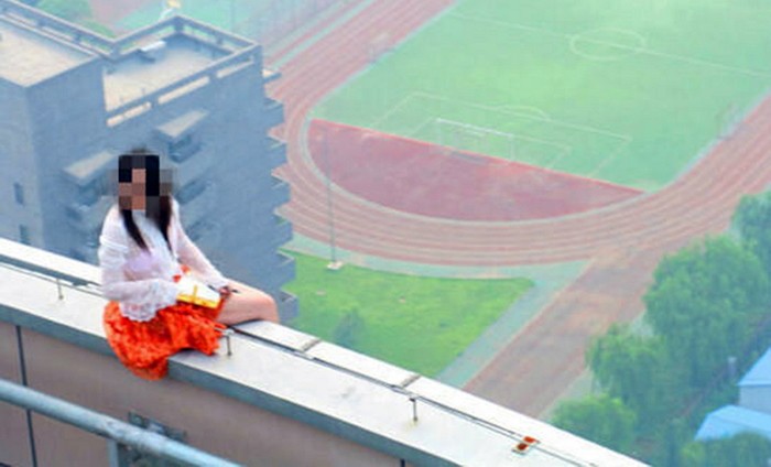 자살 포기했지만 강풍에 중심 잃고 6층 건물서 추락한 여성