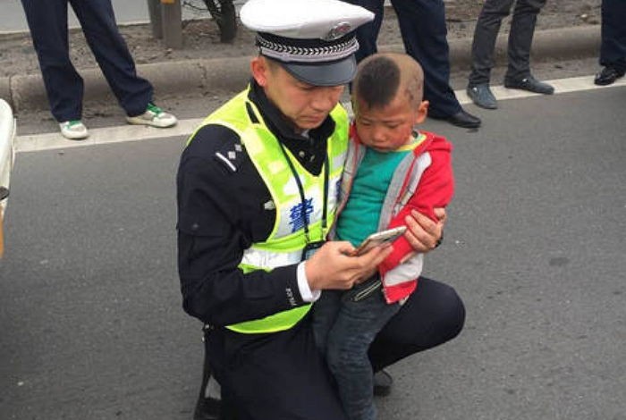 교통사고 당해 우는 아이 달래주는 경찰관 (사진)