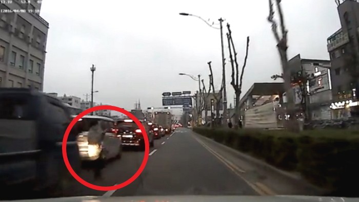 “휴대폰 보며 무단횡단한 사람의 ‘입원비’를 내랍니다”