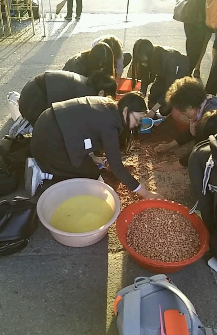 시장에서 곡식 쏟은 할머니 위해 무릎 꿇고 도운 여고생들