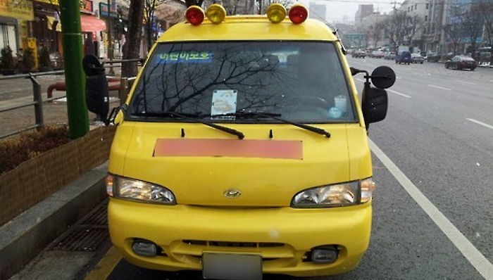 주차 차량이 뒤로 밀리면서...길에서 치여 숨진 5살 여아