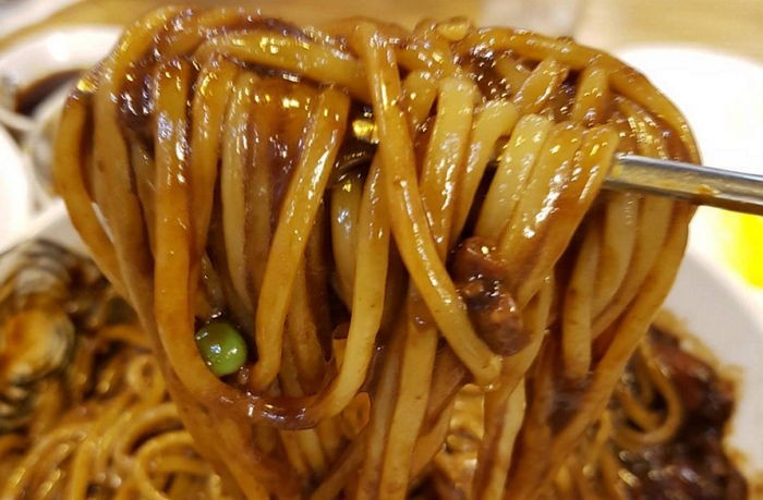 ‘블랙데이’에 외로운 솔로들 달래줄 짜장면 맛집 7곳