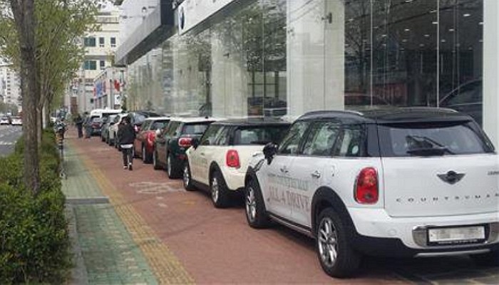 보행로 점령한 불법주차 수입차 전시장