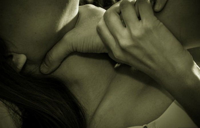 목졸라 살해한 동거녀 시신 침대에 방치한 남성