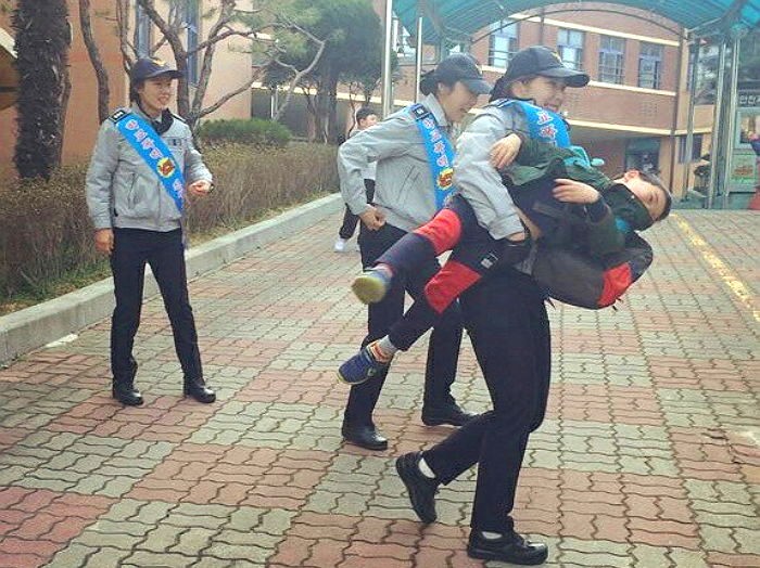 “넘어져 학교 안간다”는 아이 강제 등교시킨 여경