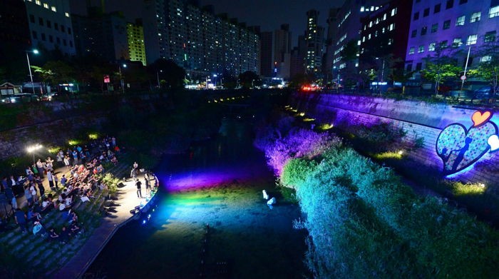 “청계천서 공짜로 ‘사랑’ 고백하게 도와드립니다”