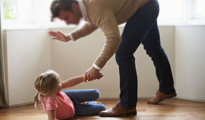 빵 흘렸다고 5살 딸 배 걷어차 죽인 아빠가 받은 형량