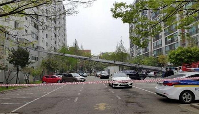 아파트 창문 뚫고 들어온 3.5톤 이삿짐 사다리차