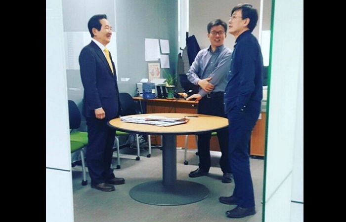 우월한 기럭지 입증한 손석희 사장의 사진 한 장