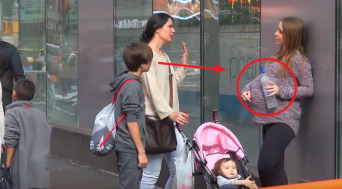 임신부가 길에서 술 마시면 행인들은 이렇게 행동한다 (영상)