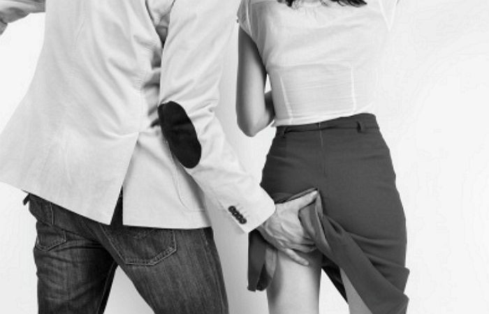 “저를 성추행한 법대 교수님에게 고소당했어요”