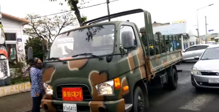 “총든 군인 때문에 주민들 불안” vs “훈련하는 군인이 무슨 죄냐”