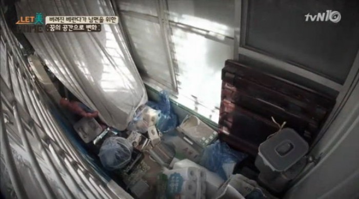 화장실에 사는 남편이 ‘베란다 방’을 선물받았다 (영상)