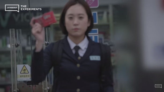 고등학생이 교복을 입고 편의점서 콘돔을 사봤다