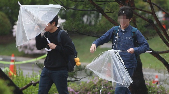 오늘 태풍급 비바람 분 서울 시민들 우산 상황 (사진 8장)
