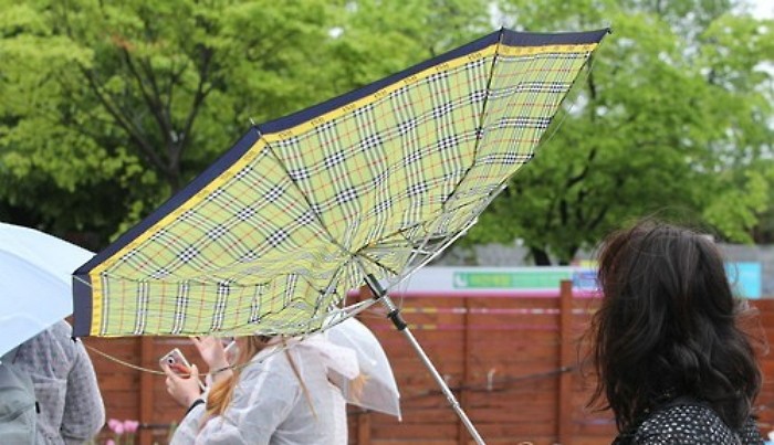 하늘 맑아지지만 ‘강한 바람’ 계속 분다