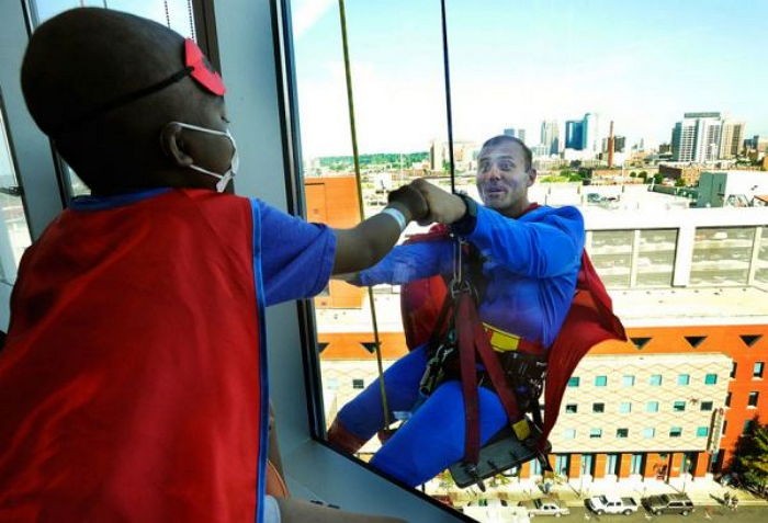 어린이 병원 창문을 닦기 위해 슈퍼 히어로들이 출동했다