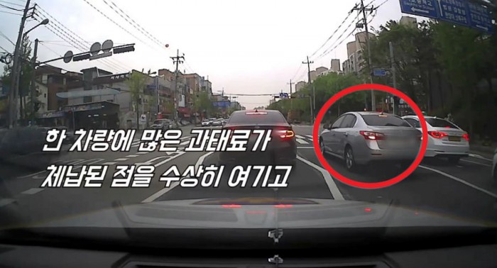 도주차량 ‘트렁크’서 교통경찰이 찾은 소름돋는 물건들 (영상)