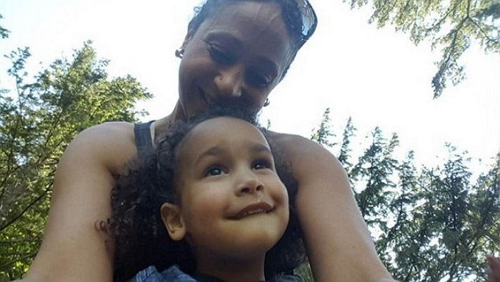 엄마는 절벽에서 떨어지는 순간 아들을 꼭 끌어안았다