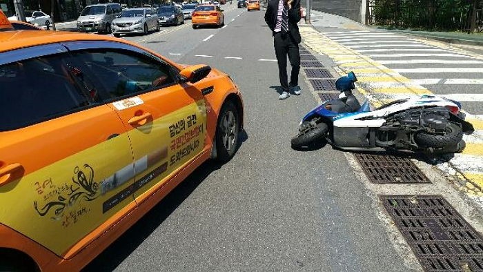 “오토바이 헬멧 덕분에 살았습니다”