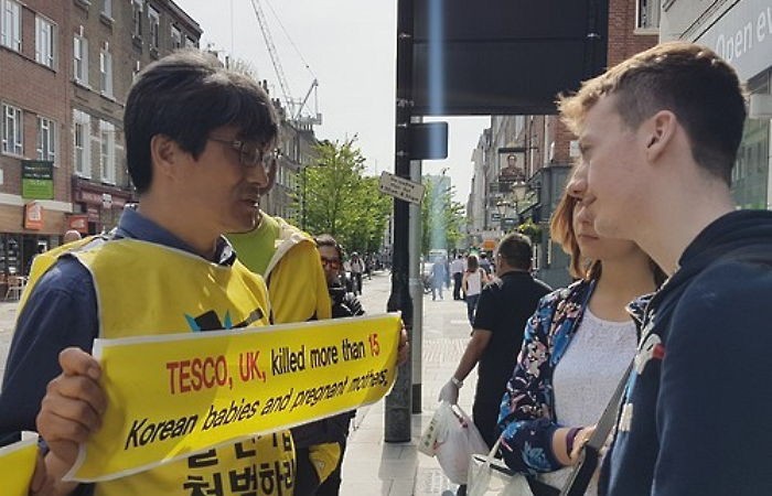 가습기 살균제 피해자를 보고 슬픔에 빠진 영국인들